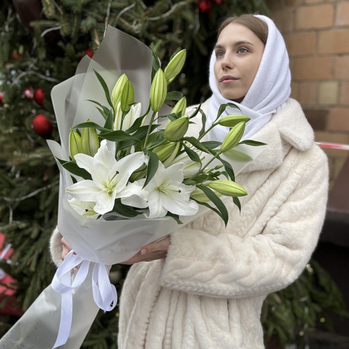 5 белых Восточных лилий